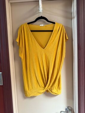 Pleione Mustard V-Neck Twist-Hem Short Sleeve Top
